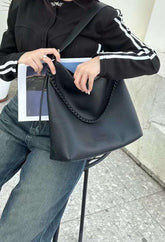 حقيبة كتف مميزه بتصميم عصري وسلسلة باللون الاسود - KSA